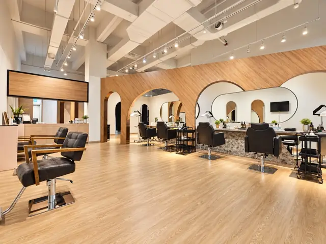 开放式咨询区 / Open-plan consultation area
